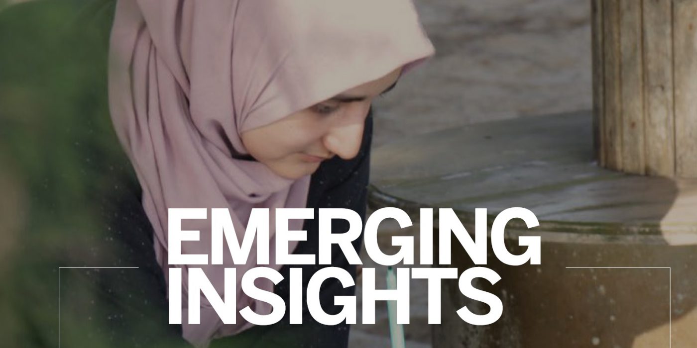 Zdjęcie kobiety w hijabie patrzącej w dół. Na tle tego zdjęcia napis "emerging insights"