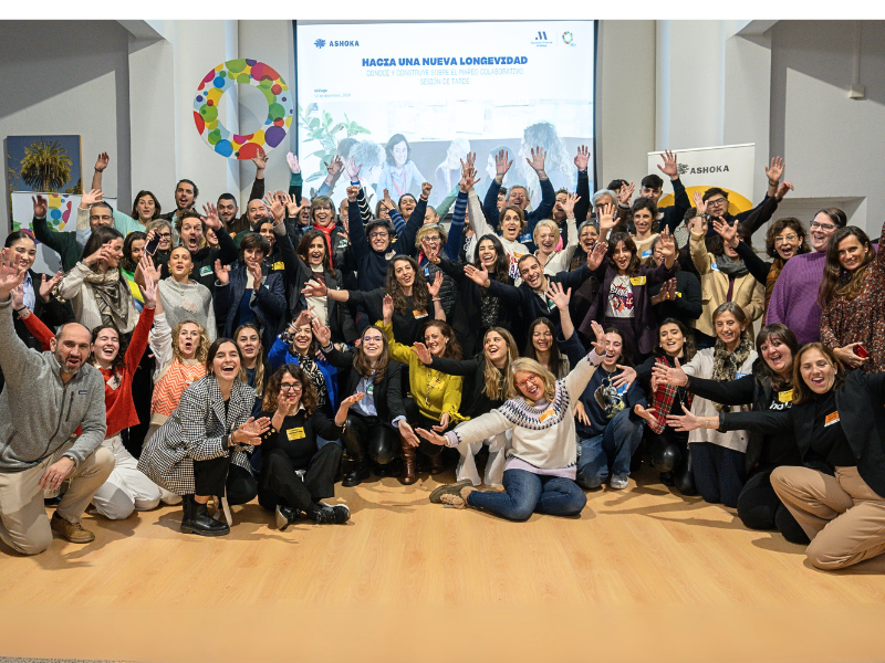 Fotografía de todas las personas asistentes al primer evento sobre Nueva Longevidad en Málaga