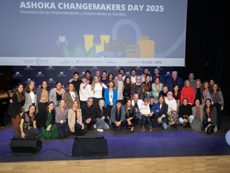 Fotografía del final del Ashoka Changemakers Day 2025 en el escenario con todas las personas participantes, las Emprendedoras y Emprendedores Sociales Ashoka y el equipo de Ashoka España y Portugal