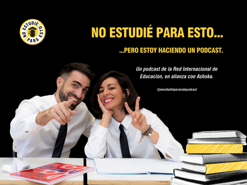 Sergio Carneros y Natalia R Valls con camisa blanca y corbata negra sentados en dos pupitres con apuntes y libros sobre la mesa