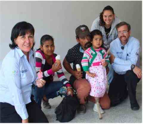 Estudiantes trabajando en un reto para diseñar prótesis accesibles para personas de bajos recursos.