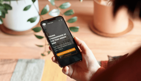 hand holding a phone