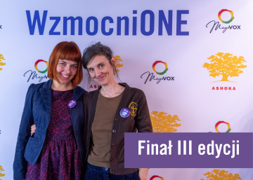 Na tle białej ścianki z logo Ashoki oraz Magovox oraz dużym napisem "Wzmocnione" stoją dwie uśmiechnięte kobiety. Na marynarkach mają fioletowe przypinki z napisem "WzmocniONA". W prawym dolnym roku na fioletowym prostokącie napis "Finał III edycji"