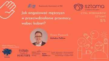 Na pomarańczowym tle biały napis "Jak angażować mężczyzn w przeciwdziałanie przemocy wobec kobiet?". Na górze napis "zapewniamy tłumaczenie na PJM", logo Sztamy oraz napis "cykl webinarów sztamy 2/5". Na środku strony portret uśmiechniętego mężczyzny i podpis Dean Peacock. Na dole logo Ashoki, Fundacji Herstory, Active Citizen Funds i napis "projekt realizowany z dotacji programu Aktywni Obywatele - Fundusz Krajowy, finansowanego z Funduszy EOG.". W prawym dolnym rogu grafika rozmawiających osób.