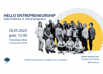 Na białym tle granatowy napis "Hello Entrepreneurship Gala finałowa 3. edycji programu. 28.09.2022, godz. 11:00. Transmisja online z tłumaczeniem PJM." Po prawej stronie na tle żółtego koła i szarych skośnych pasków sylwetki wszystkich uczestników i uczestniczek programu. W lewym dolnym rogu logo Ashoki, napis "Projekt finansowany ze środków Citi Foundation" oraz logo partnera merytorycznego: Fundacji Kronenberga Citi Handlowy".