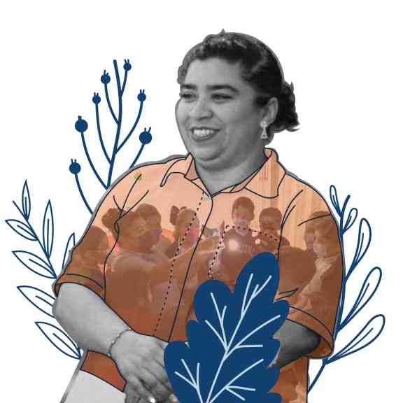 Una mujer sonriente con flores azules ilustradas. 