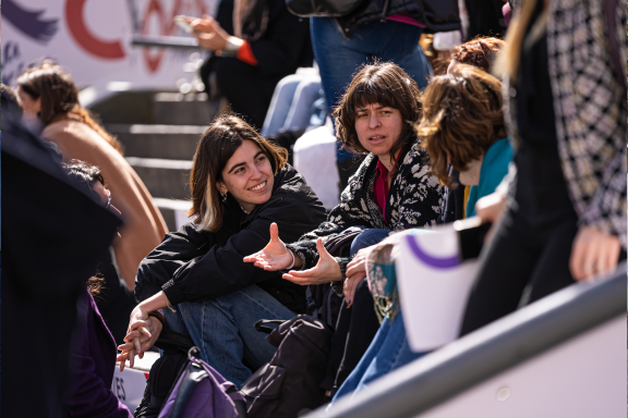 Encuentro en Argentina, Cordoba de Hola América 2023. Grupo de 3 jóvenes sentadas en escaleras hablando.