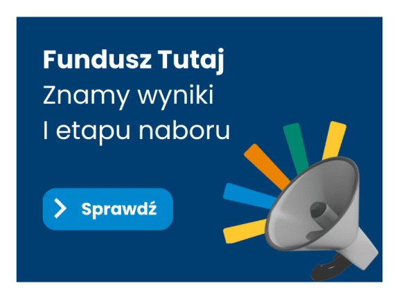 Na granatowym tle biały napis "Fundusz Tutaj. Znamy wyniki 1etapu naboru. Sprawdź". Obok grafika megafonu z kolorowymi paskami wychodzącymi z niego.