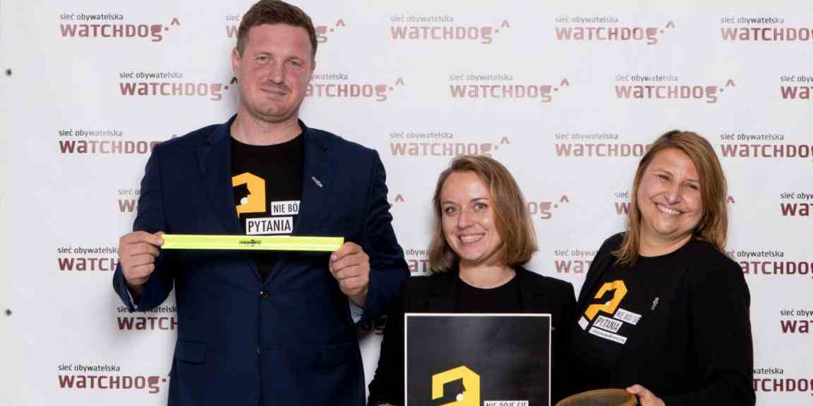 Zdjęcie Kasi Batko-Tołuć i dwóch innych osób na tle ścianki zdjęciowej z logo "sieć obywatelska - watchdog"