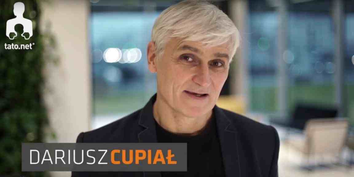 Zdjęcie uśmiechniętego Dariusza Cupiała. W lewym górnym rogu logo tato.net