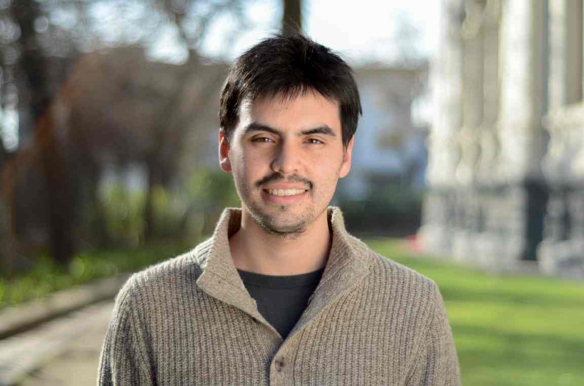 Imagen de Andrés con un parque detras