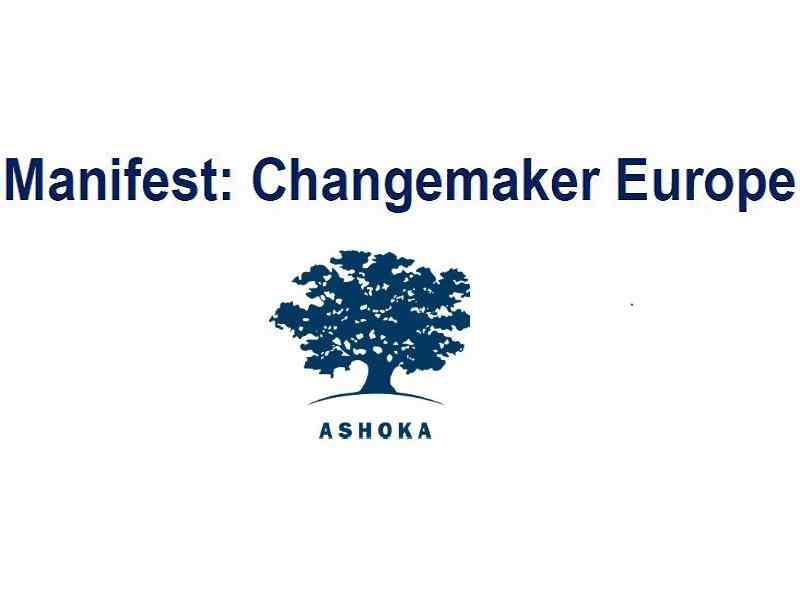 Na białym tle niebieski napis Manifest Changemaker Europe, a pod nim niebieskie logo Ashoki - drzewo