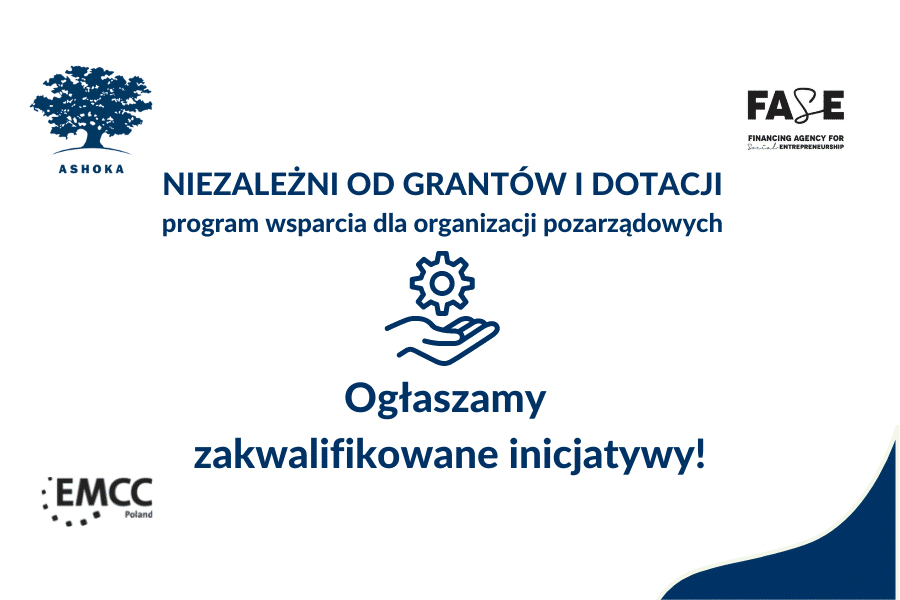 Na białym tle granatowy napis "Niezależni od grantów i dotacji - program wsparcia dla organizacji pozarządowych. Ogłaszamy zakwalifikowane inicjatywy!". W lewym górnym rogu logo Ashoki, w prawym górnym rogu logo Financing Agency for Social Entrepreneurship, w dolnym lewym rogu logo EMCC Poland. Na środku grafika dłoni trzymających koło zębate.