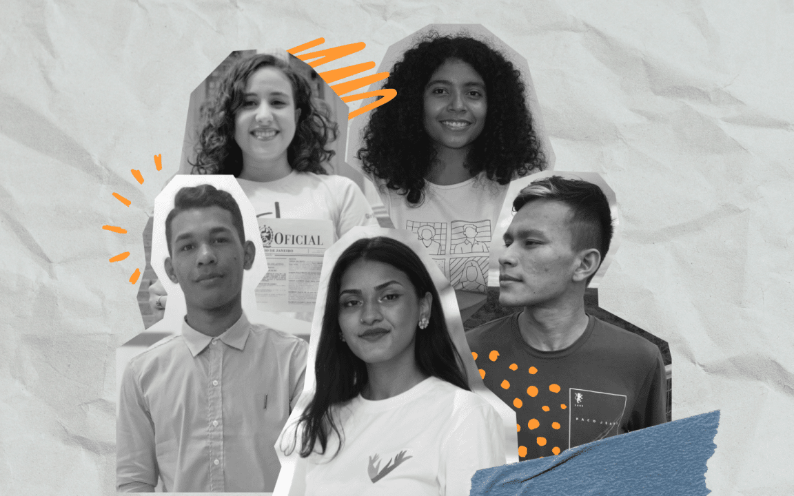 Fundo com efeito de papel amassado. Ao centro, há uma colagem com recortes de fotos em preto e branco cinco jovens, com rabiscos em laranja