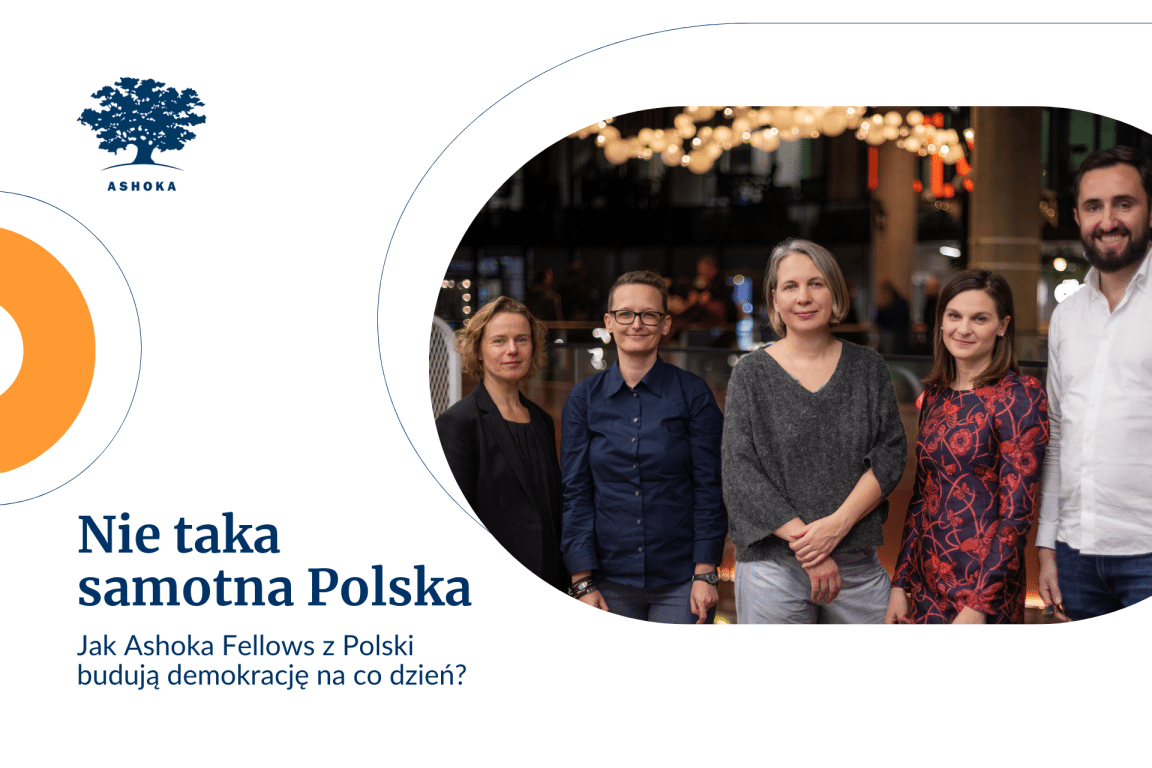 Na białym tle granatowy napis "Nie taka samotna Polska. Jak Ashoka Fellows z Polski budują demokrację na co dzień?". Po prawej stronie zdjęcie przedstawiające 5 nowych Ashoka Fellows, od lewej: Agata Teutsch, Ewa Furgał, Dominika Szaciłło, Paula Bruszewska, Jacek Siadkowski. W lewym górym rogu niebieskie drzewko - logo Ashoki. Na lewym krótszym boku grafiki pomarańczowy półokrąg.