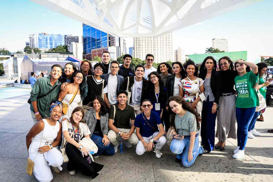 Grupo de jovens reunidos na parte externa do Museu do Amanhã.