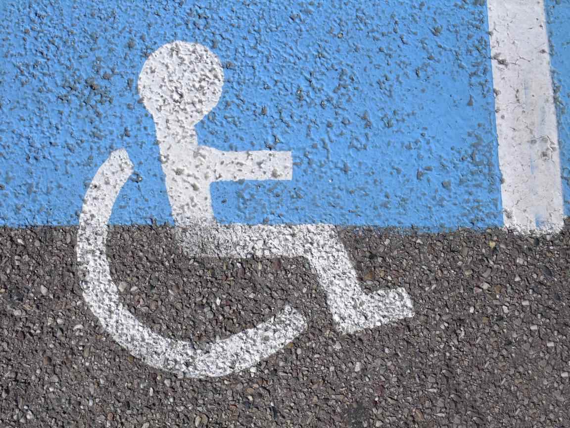 Gráfico de persona en silla de ruedas