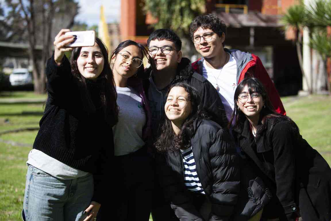 jovenes sacándose una foto