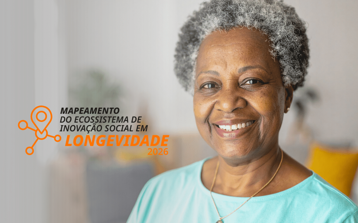 Mulher idosa sorri para à foto em uma sala. À direita, está o logo do Mapeamento do Ecossistema de Inovação Social em Longevidade