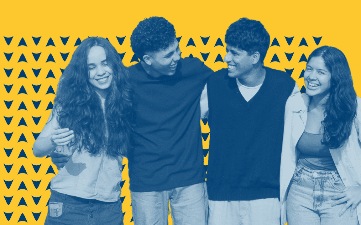 Fundo amarelo com padrão de setas azul escuro. Em destaque, há quatro jovens sorrindo com um filtro azul sobre a foto