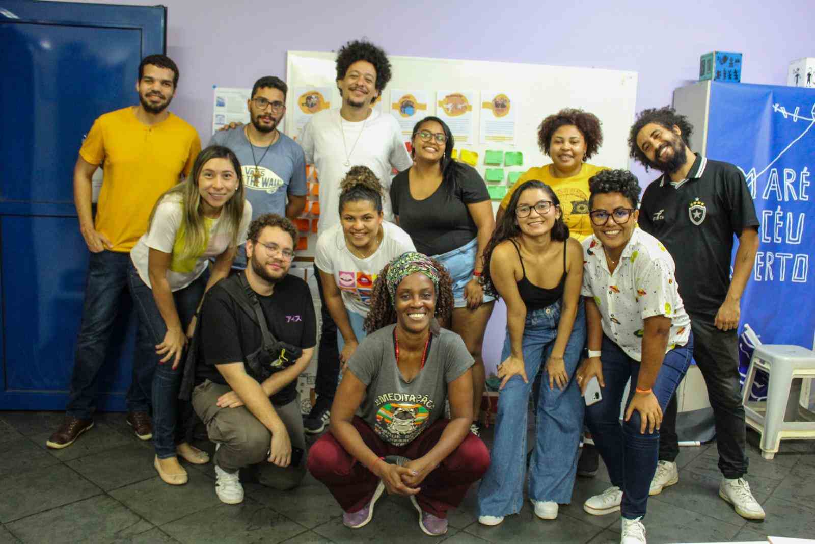 Grupo de pessoas sorrindo para a foto