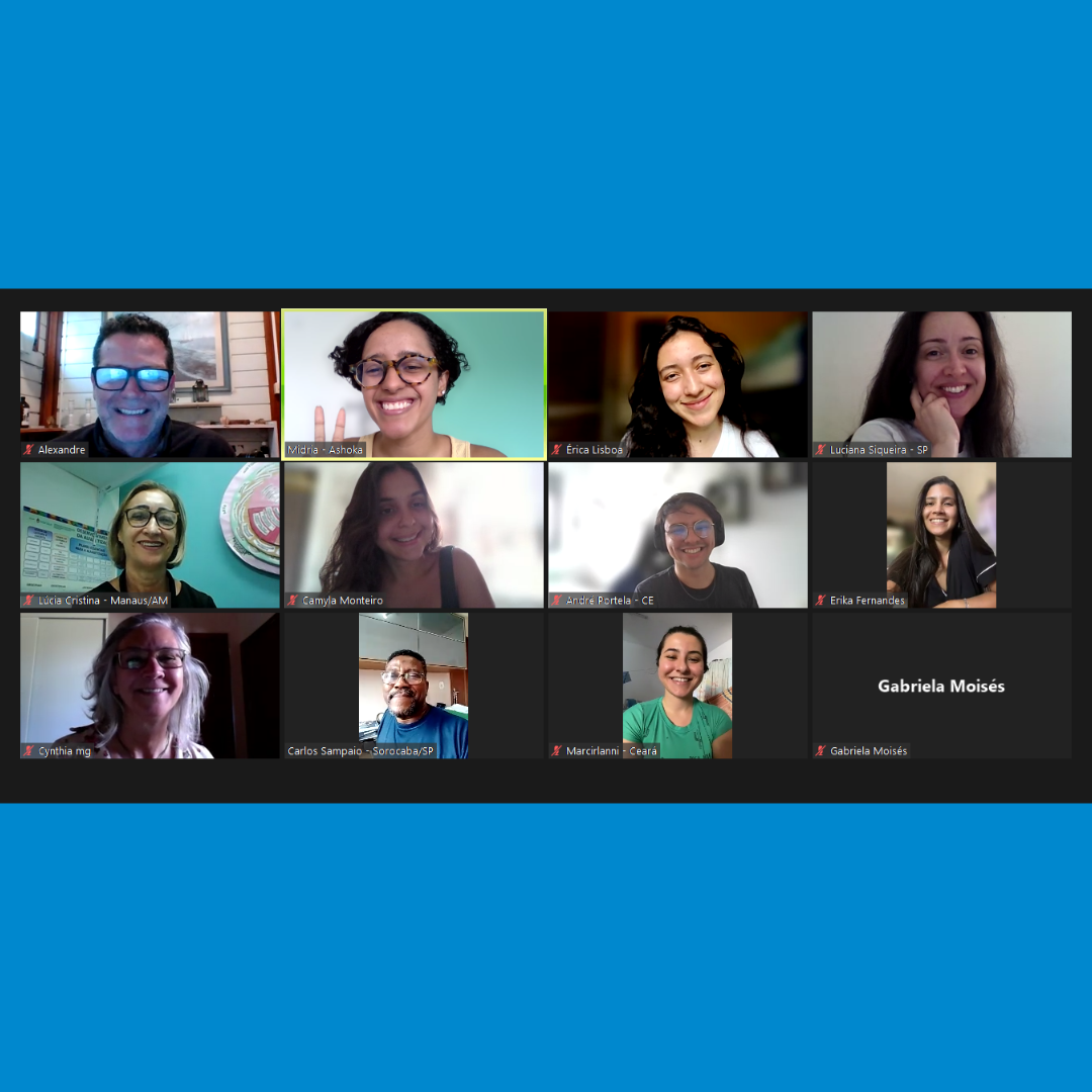 Captura de tela de uma videochamada com várias pessoas sorrindo