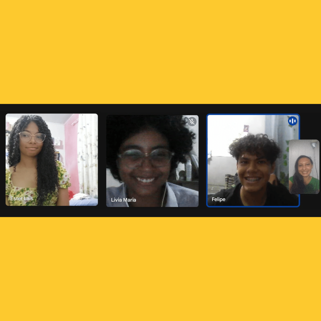 Captura de tela de uma videochamada com quatro pessoas sorrindo