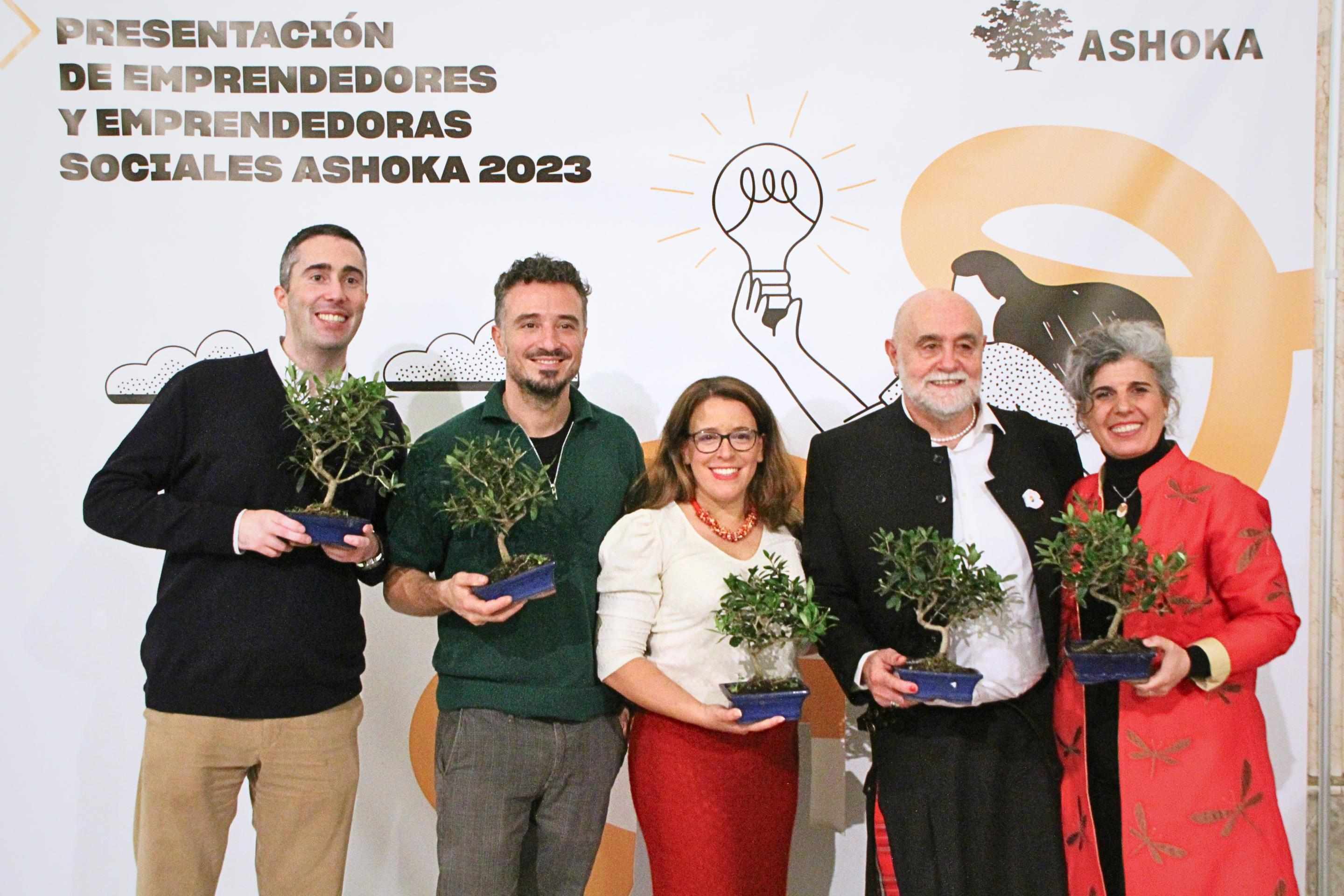Los emprendedores y emprendedoras sociales seleccionadas en 2023 posando con sus respectivos bonsáis en su evento de Presentación 