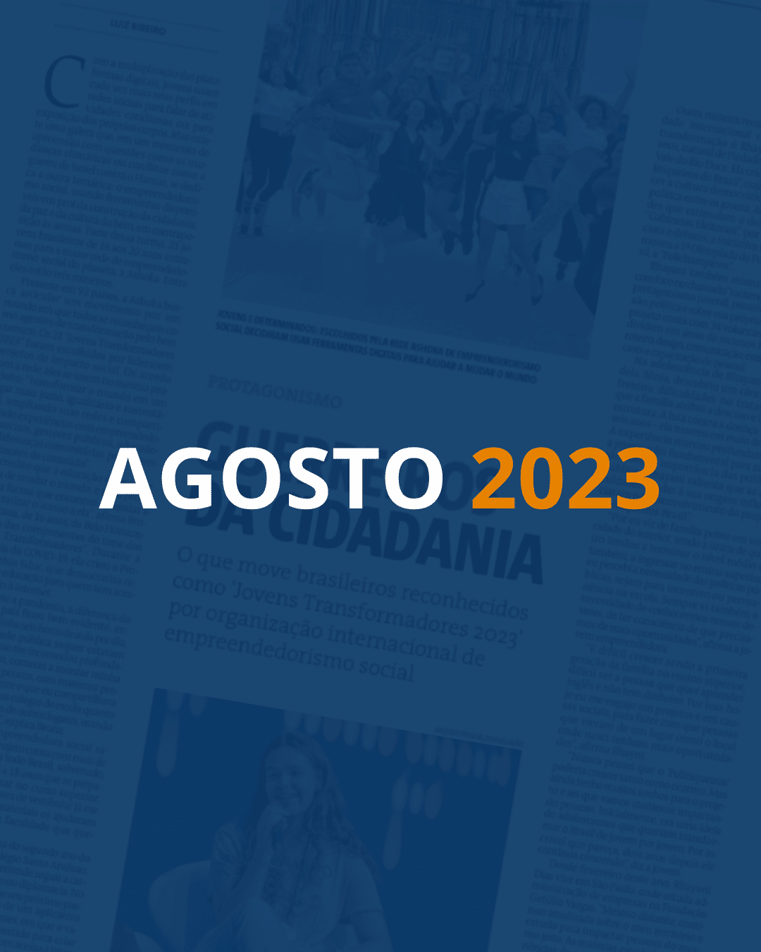 Fundo com uma página de jornal e um filtro azul escuro por cima. Em destaque, lê-se "AGOSTO" em branco e "2023" em laranja