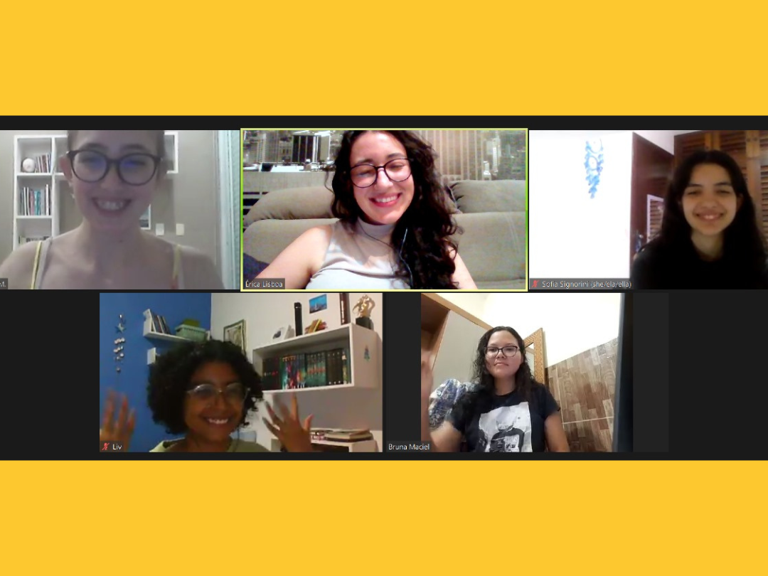 Captura de tela de uma videochamada com cinco meninas sorrindo