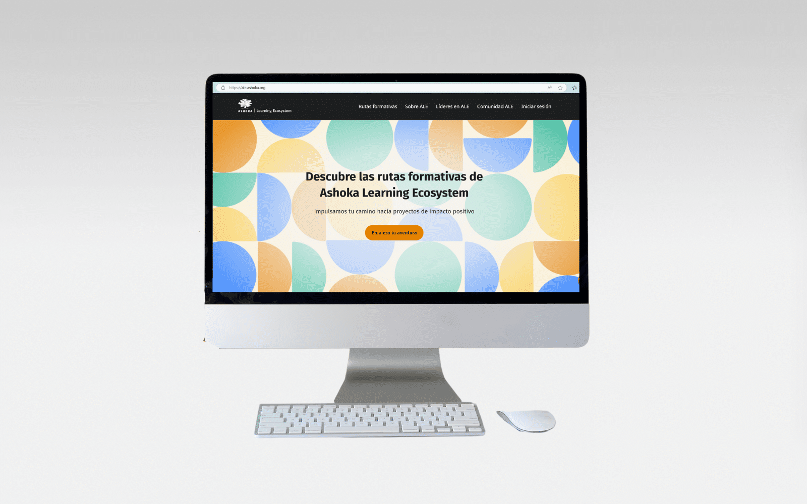 Diseño de un ordenador de mesa con teclado y ratón en el que aparece la página web de ALE