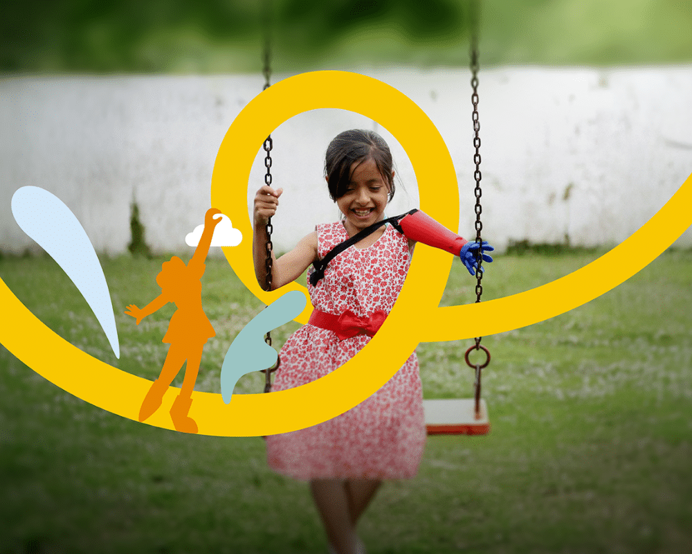 Fotografía de una niña jugando en un columpio con una prótesis de Autofabricantes en e brazo, rodeada por el diseño de un traazo amarillo y algunos elementos de marca del proyecto Ai for Better