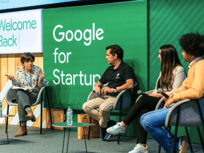 Fotografía de la directora general de Ashoka España y Portugal, Irene Milleiro, participando en el panel de un evento con Google