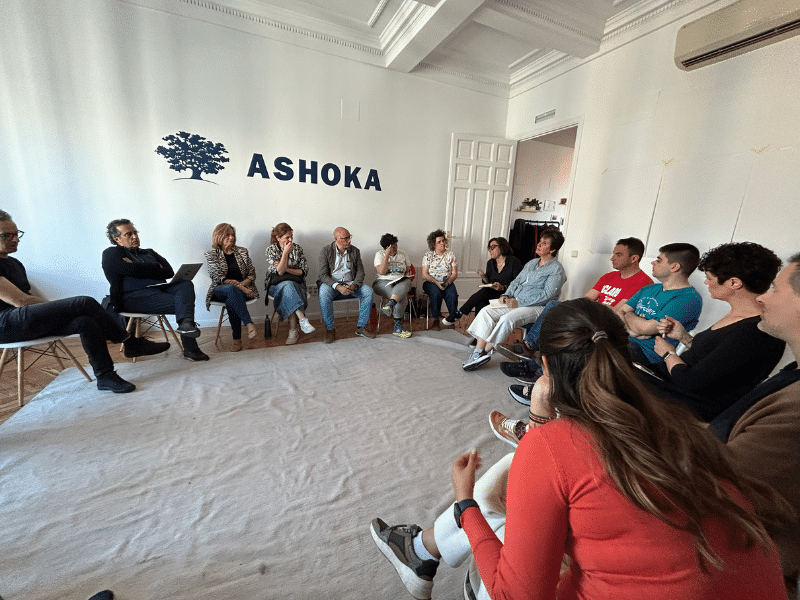 Fotografía de la Comunidad educativa en un encuentro