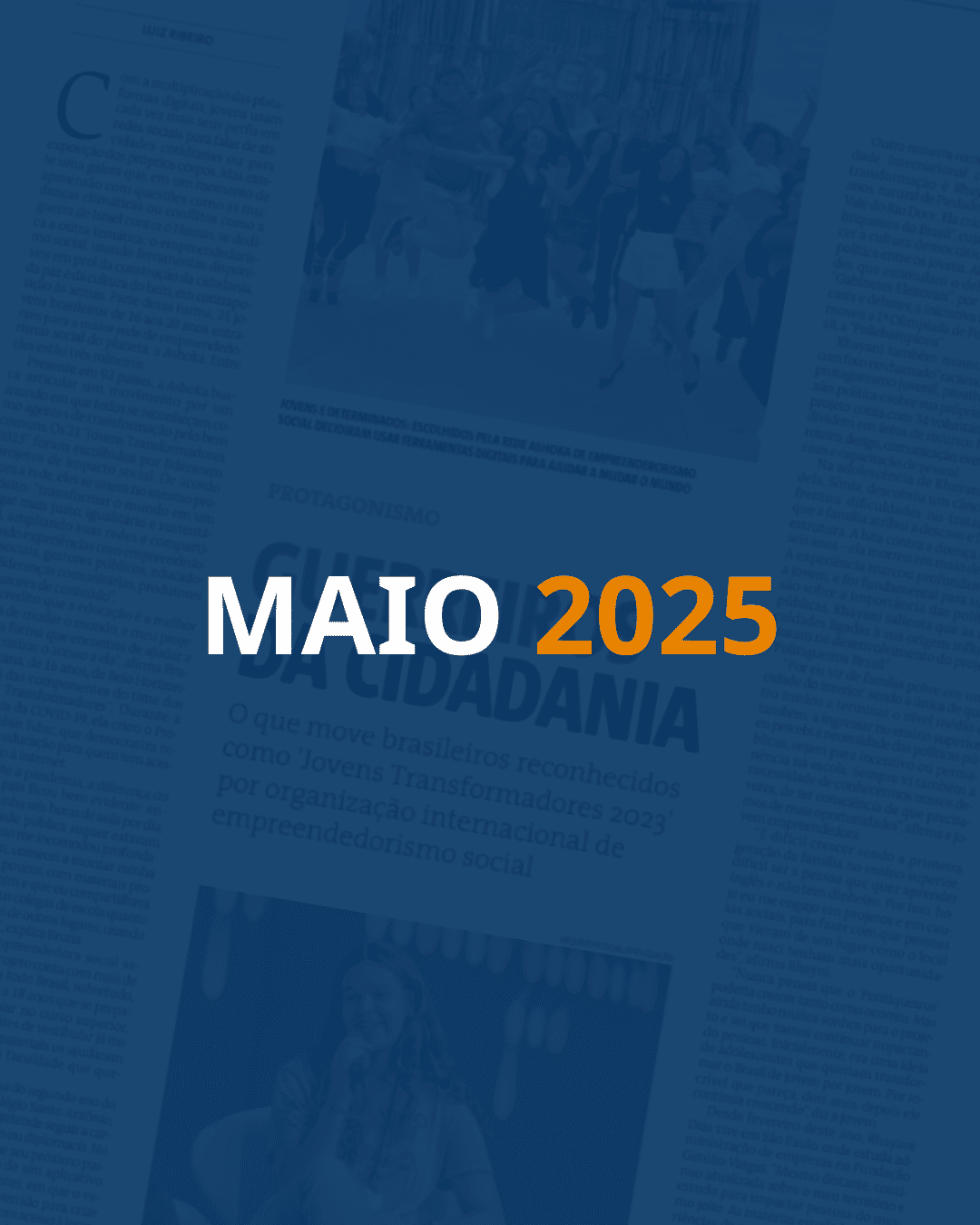 Fundo com uma página de jornal e um filtro azul escuro por cima. Em destaque, lê-se "MAIO" em branco e "2025" em laranja
