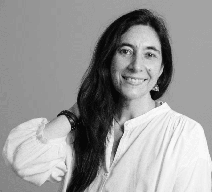 Mujer sonriendo a cámara