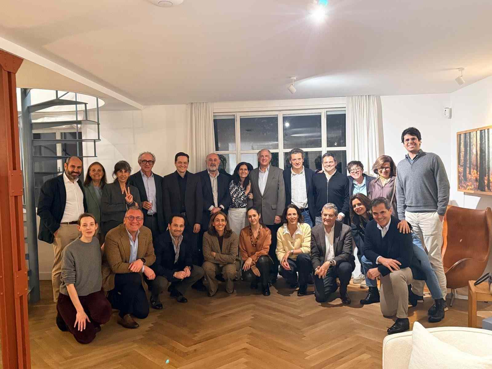 Personas juntas celebrando una cena