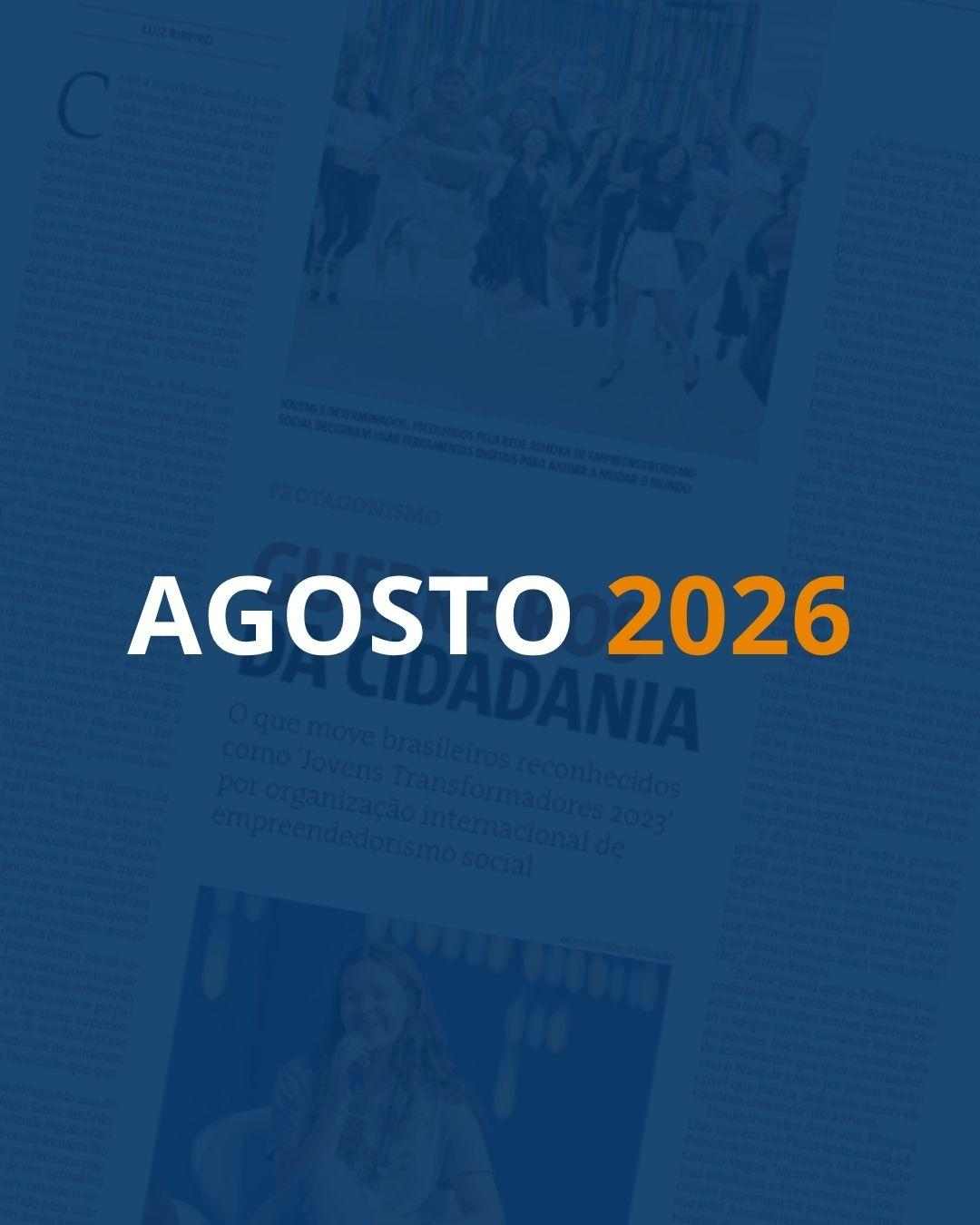 Arte gráfica azul com páginas de revista desfocadas ao fundo, mostrando reportagens em português com títulos como 'Protagonismo' e 'Cidadania' e fotos de pessoas. No centro, o texto 'Agosto' em branco e '2026' em laranja.