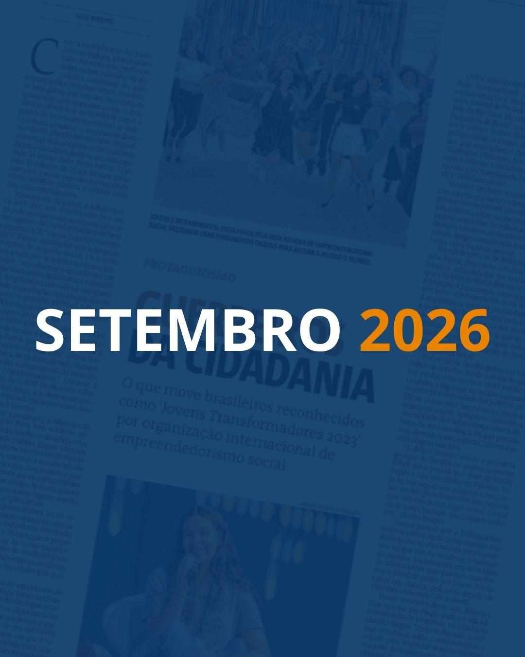 Arte gráfica azul com páginas de revista desfocadas ao fundo, mostrando reportagens em português com títulos como 'Protagonismo' e 'Cidadania' e fotos de pessoas. No centro, o texto 'Setembro' em branco e '2026' em laranja