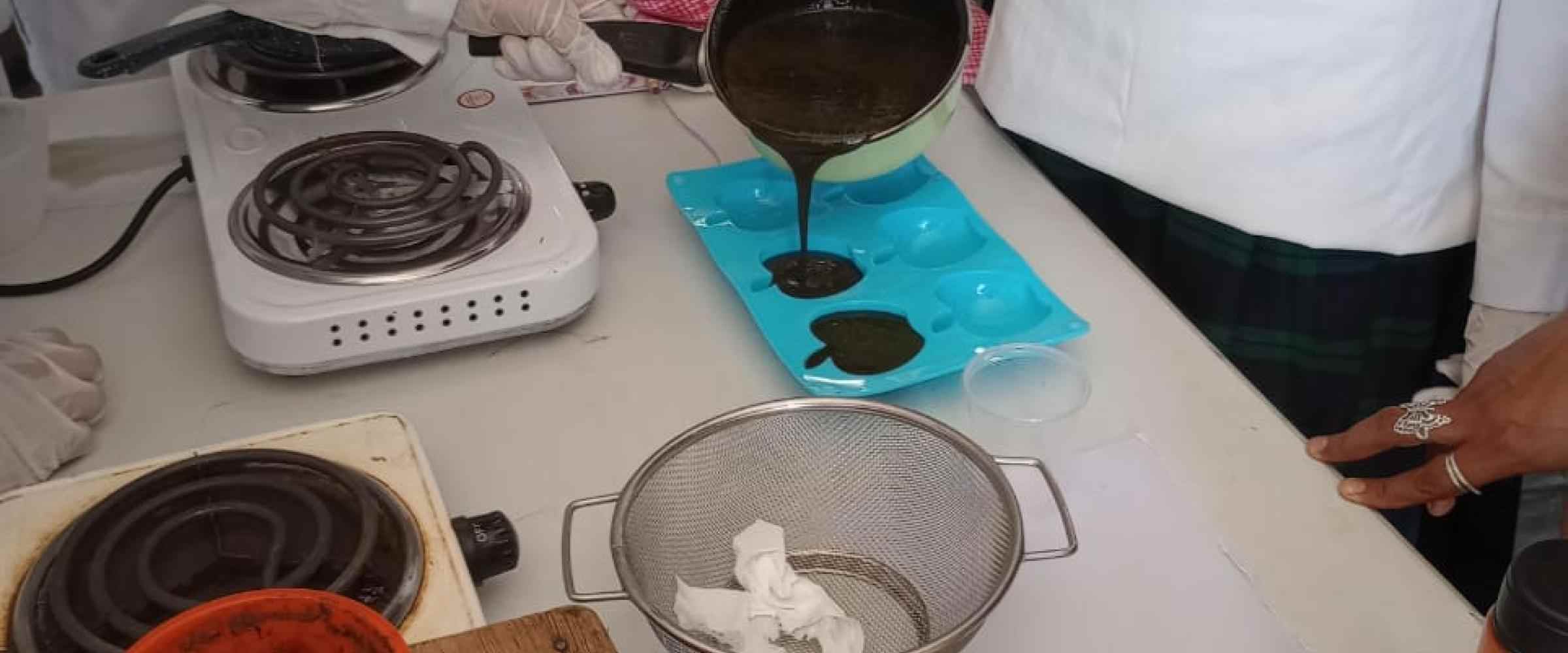 Alumnos en un laboratorio creando gomitas.