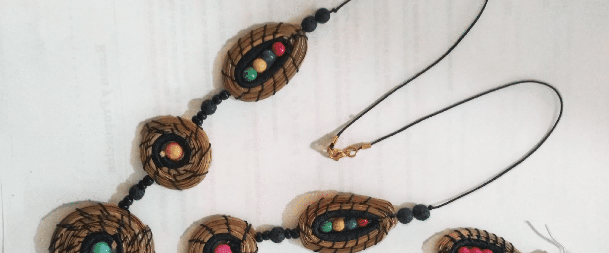 Collar y aretes a base de ocote