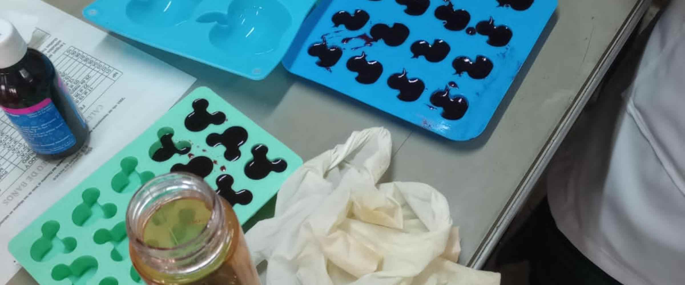 Fotografía de cómo se producen las gomitas en el laboratorio, en este caso están en los moldes.
