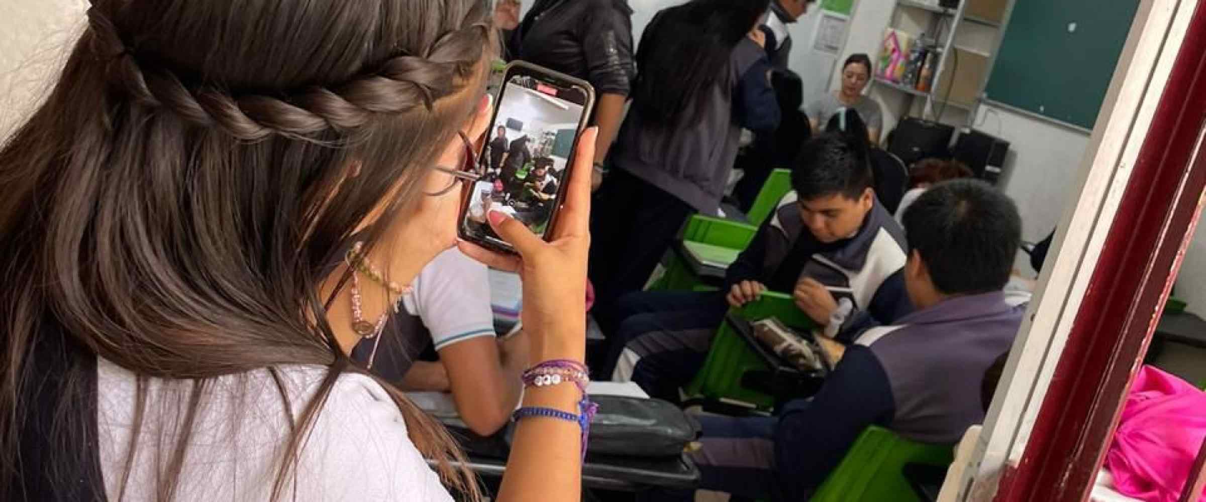 Dayna tomando un video de su salón de clases