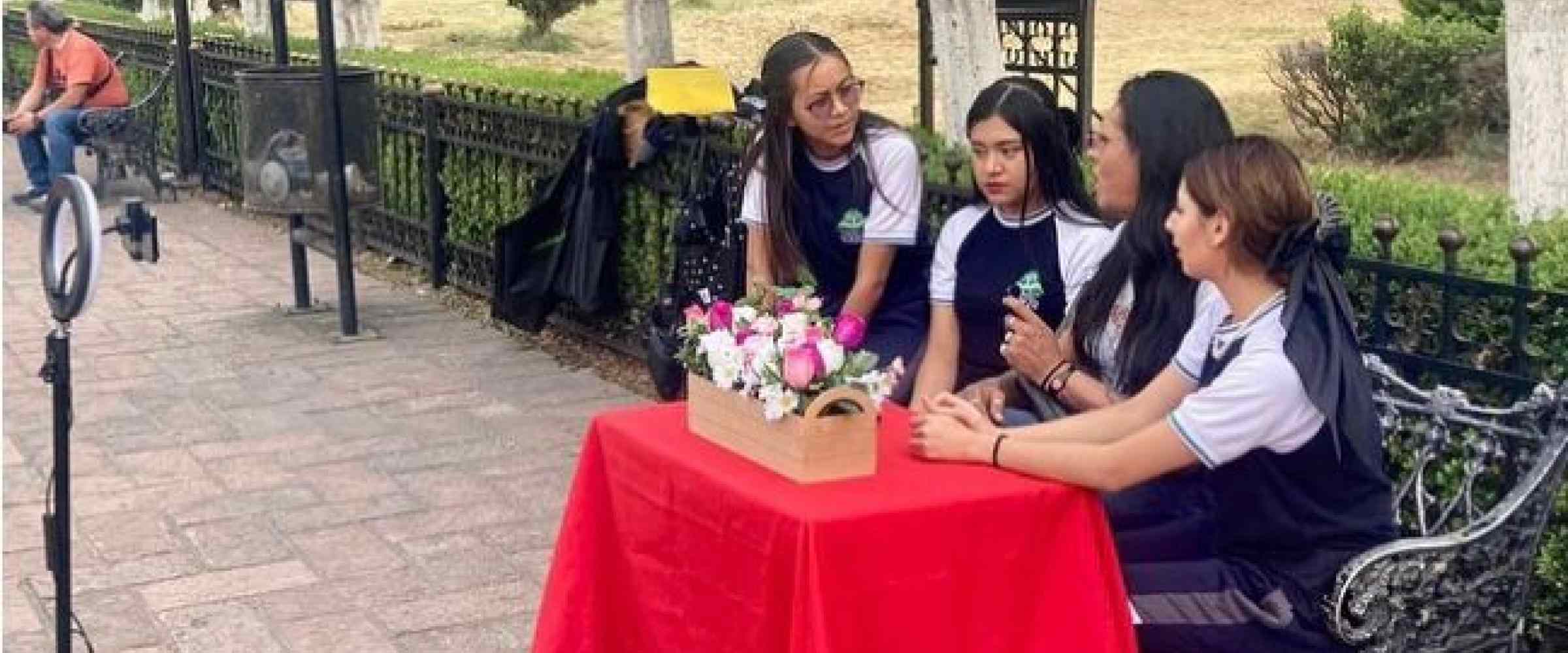 Grupo de niñas sentadas en un stand en un parque