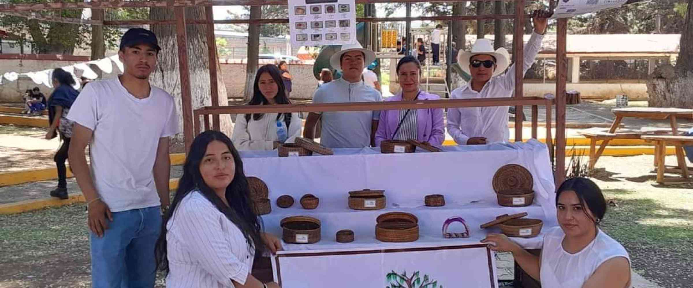 Grupo de estudiantes posando en su stand de Ecoxar TBC