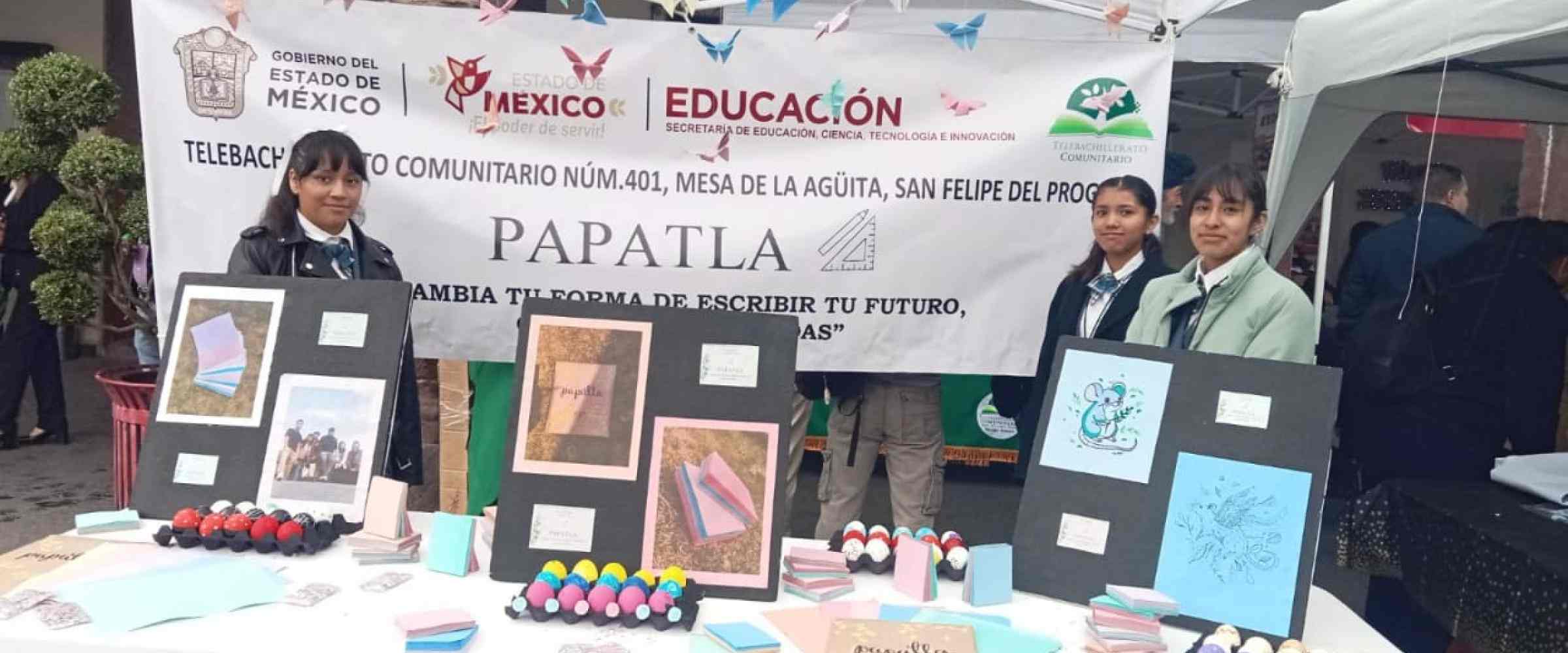3 niñas adolescentes presentan su proyecto en una feria.