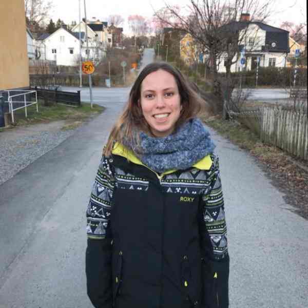 Celia Sanchez Valladares Profile photo Ashoka Nordic Staff; person with long light brown hair dressed in a dark blue scarf, black / white fleece and black pants standing in a street