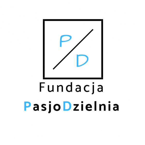 Logo Fundacji PasjoDzielnia. Na białym tle czarny kwadrat z czarną przekotną. W górnej połowie kwadratu niebieska litera P, w dolnej niebieska litera D. Pod kwadratem napis Fundacja PasjoDzielnia.
