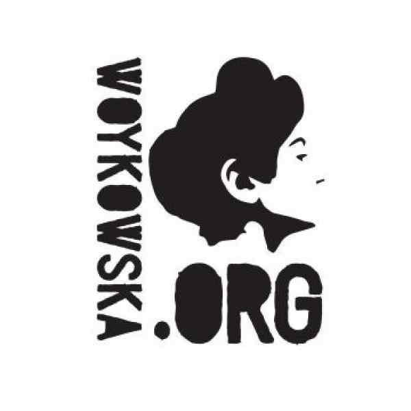 Logo Fundacji im. Julii Woykowskiej. Czarny profil kobiety i podpis Woykowska.org