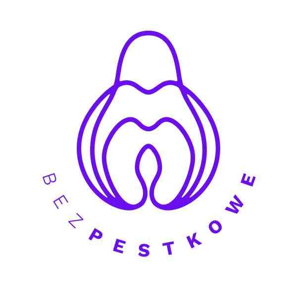 Na białym tle fioletowe logo przedstawiające zarys pestki oraz napis "Bezpestkowe". Logo jest autorstwa Eugenii Wasylczenko.